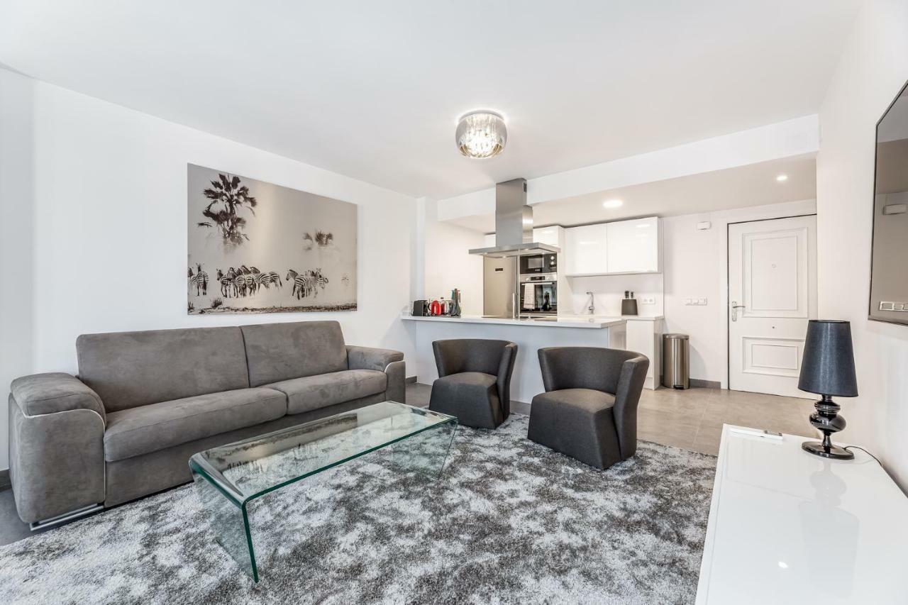 By Riva - Luxurious, Exclusive 2 Bedroom Apt Inside Puerto Banus Marbella Esterno foto