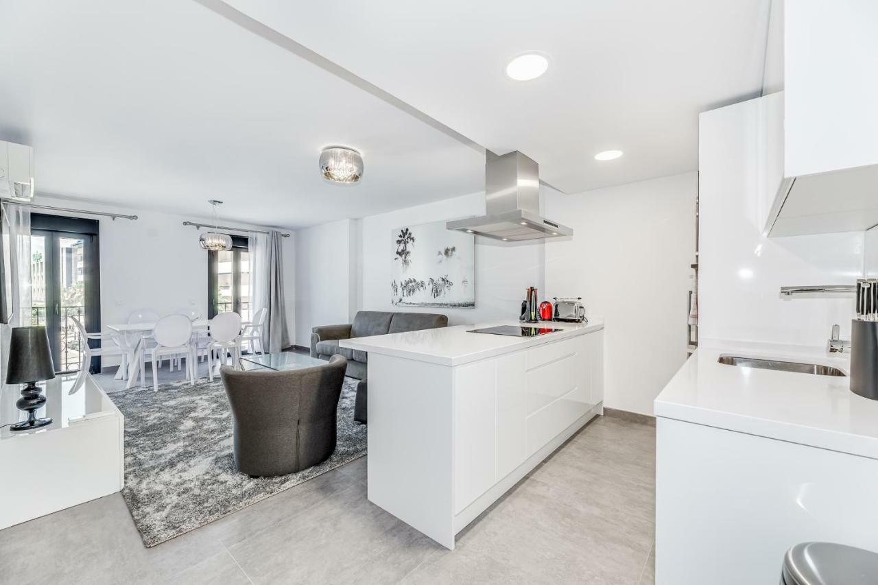 By Riva - Luxurious, Exclusive 2 Bedroom Apt Inside Puerto Banus Marbella Esterno foto